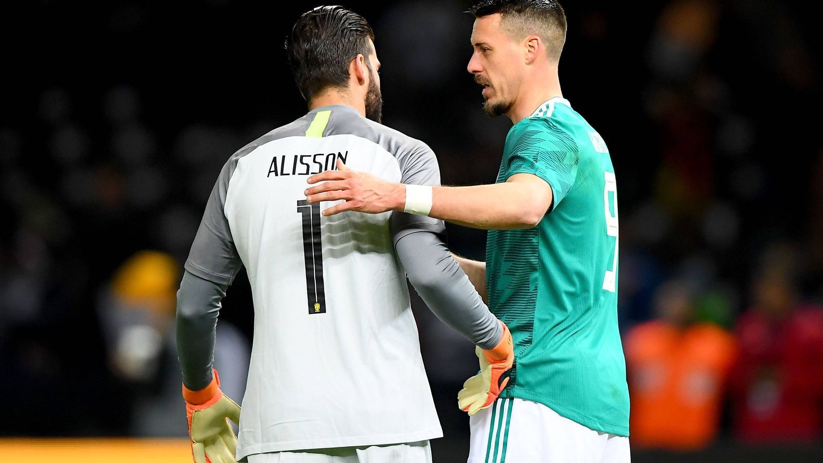 
                <strong>Deutscher Pass verweigert</strong><br>
                Durch seine deutschen Vorfahren versuchte Alisson Becker in der Vergangenheit an einen deutschen Pass zu kommen - vergebens! "Ich bin jetzt die siebte Generation und den Pass bekommst Du nur bis zur dritten", erklärte der Torwart der "Sportschau" über den missglückten Versuch. Im Vorfeld der WM-Endrunde 2018 spielte der Keeper übrigens mit der Selecao gegen die deutsche Nationalmannschaft.
              