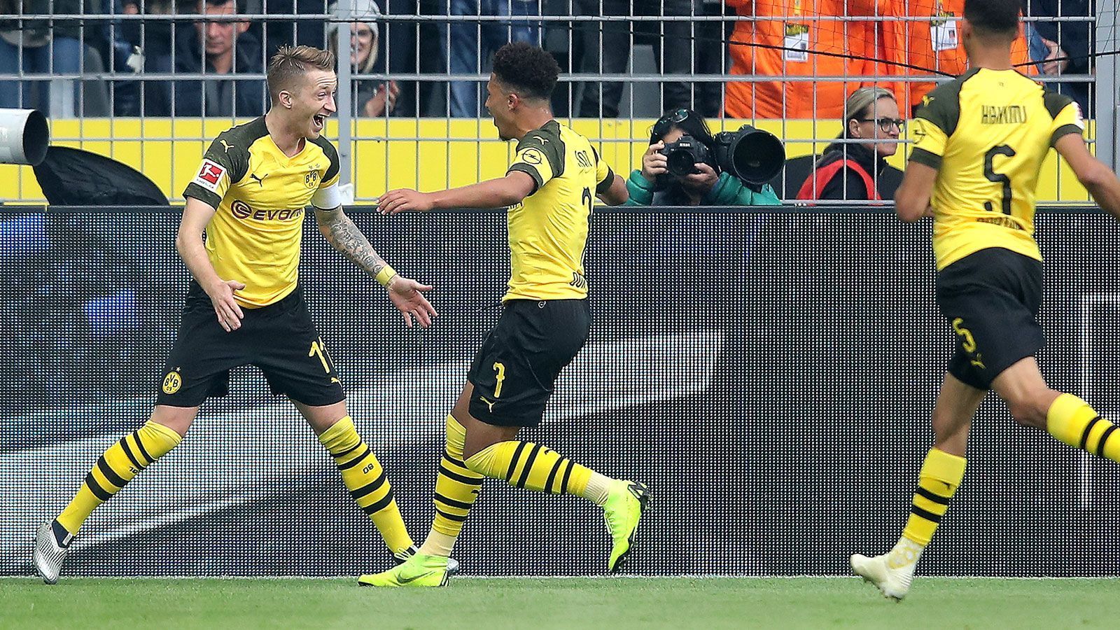 
                <strong>Marco Reus</strong><br>
                Der Dreh- und Angelpunkt im Dortmunder Offensivspiel. Wirbelt überraschend nicht zentral hinter Götze sondern auf Links. Kreiert im Zusammenspiel mit Hakimi und Dahoud immer wieder hochkarätige Chancen. Steht in der 18. Minute nach Traum-Vorlage auf Sancho hauchdünn im Abseits. Auch in der zweiten Hälfte mit Zug zum gegnerischen Kasten, kann häufig nur durch Fouls gestoppt werden. Ist auch am 2:1 beteiligt, als er von Hakimi im Strafraum bedient wird, den Ball aber nicht berührt und damit die Hertha-Abwehr so irritiert, dass Sancho einschieben kann. ran-Note: 1.
              