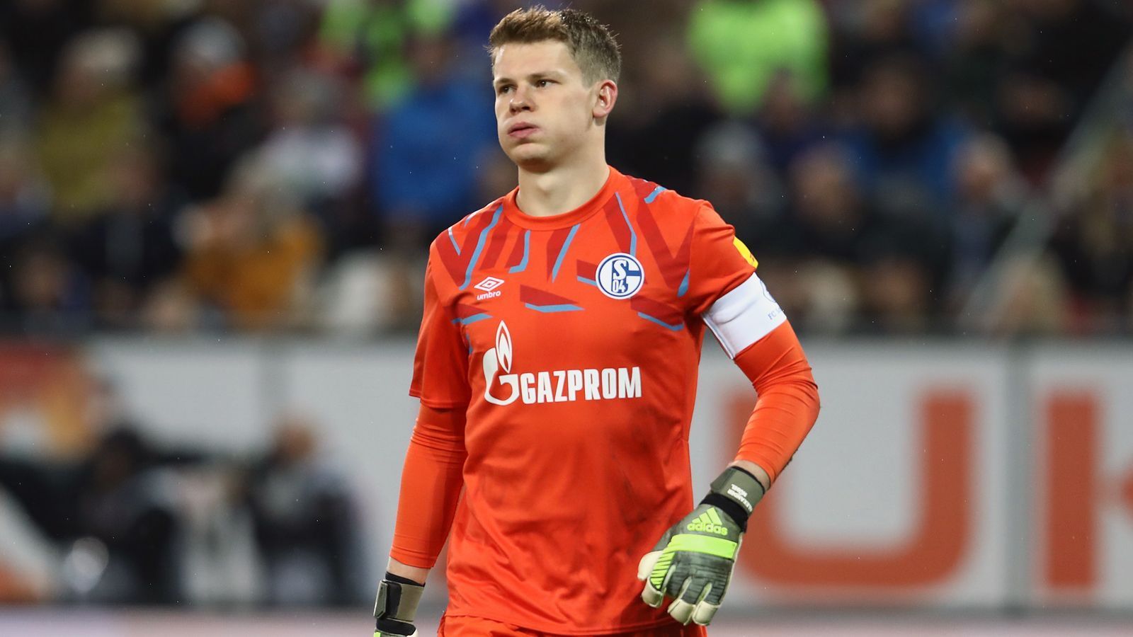 
                <strong>Alexander Nübel</strong><br>
                Die Entscheidung ist gefallen! Wie der FC Schalke 04 kurz vor Weihnachten 2019 bekanntgab, wird Kapitän und Stammkeeper Alexander Nübel seinen Vertrag bei den Gelsenkirchenern definitiv nicht verlängern und den Bundesligisten somit im Sommer 2020 ablösefrei verlassen. "Nach allen Gesprächen, die wir in den letzten Monaten mit Alexander Nübel und seinem Berater geführt haben, sind wir über seinen Entschluss nicht sehr überrascht und respektieren diesen selbstverständlich", sagte S04-Sportvorstand Jochen Schneider. Laut "Bild" soll sich der 23-Jährige schon mit dem FC Bayern München über einen Wechsel einig sein. Damit würde der Rekordmeister nach Manuel Neuer einen weiteren Ex-Schalke-Keeper verpflichten. Nübel würde mit einem Wechsel von Schalke nach München prominenten Transfer-Beispielen zwischen den beiden Klubs folgen ...
              