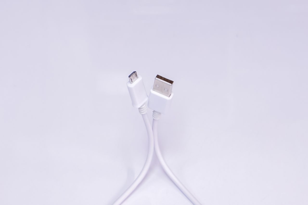 Dünn und klein sollte es sein! Micro-USB-Anschlüsse haben ein schmales Ende. Beim Einstecken kann das kompliziert werden.