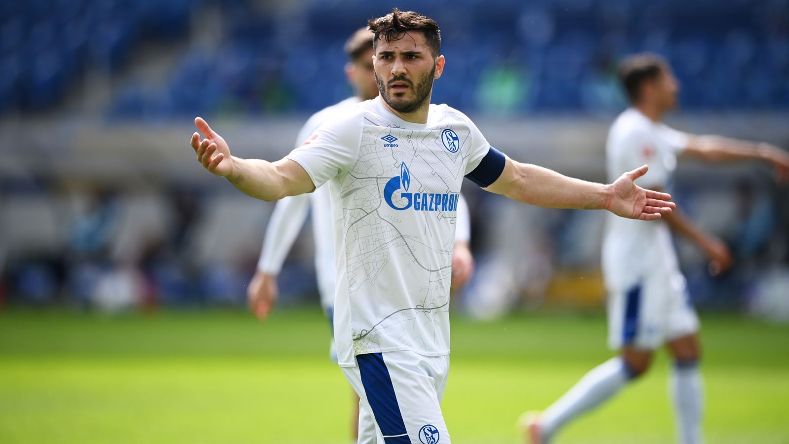 
                <strong>Abwehr: Sead Kolasinac (FC Schalke 04)</strong><br>
                Wie Mustafi, so schnappte sich Schalke auch Sead Kolasinac im Januar 2021 vom FC Arsenal, der Rückkehrer sollte ebenfalls mithelfen, den drohenden Abstieg durch eine Aufholjagd in der Tabelle noch zu verhindern. Was daraus wurde, ist bekannt. Schalke stieg vorzeitig ab, gewann mit Kolasinac auf dem Platz lediglich zwei Bundesliga-Spiele. Nach dem Abstieg ist die Zukunft des 27-Jährigen offen, der seine frühere Klasse in der Rückrunde kaum mal unter Beweis stellen konnte. Sein Vertrag bei Stammklub Arsenal läuft noch bis 2022. 
              