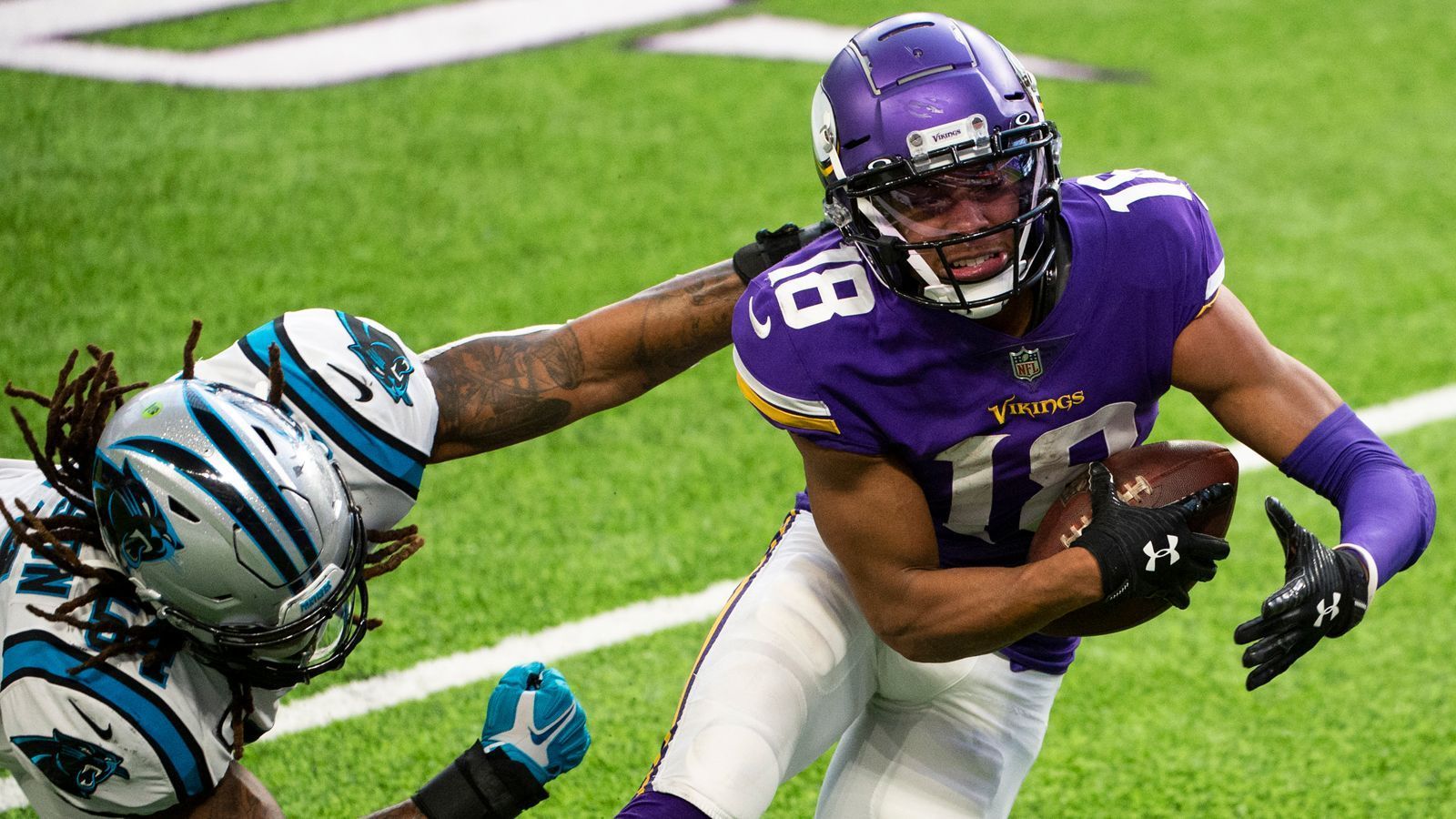 
                <strong>Die meisten Receiving Yards eines Rookies</strong><br>
                Rookie Justin Jefferson hat bisher die NFL im Sturm erobert. Mit 1.267 Yards steht der Wide Receiver der Minnesota Vikings aktuell in den Top Five der Spieler mit den meisten Receiving Yards in dieser Saison. Damit dürfte er zwar nicht den All-Time-Record von Bill Groman knacken, dem 1960 1.473 in seinem Rookie-Jahr gelangen. Möglich ist aber der Rekord von Anquan Boldin, der mit 1.377 Yards die meisten seit der Fusion von AFL und NFL im Jahr 1970 gefangen hat. Dafür muss Jefferson aber im abschließenden Saisonspiel bei den Detroit Lions 111 Yards fangen.
              