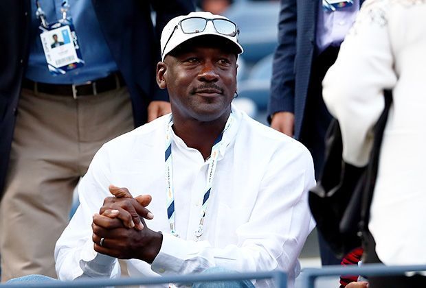 
                <strong>Michael Jordan in der Federer-Box</strong><br>
                NBA-Legende und Hall-of-Famer Michael Jordan saß bei Familie Federer in der Box, während Roger gegen Marinko Matosevic auf dem Court stand. 
              