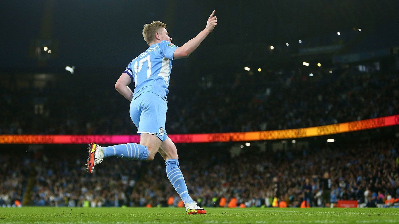 
                <strong>Platz 10: Kevin De Bruyne</strong><br>
                Manchester City | Mittelfeld | 30 Jahre | Vorjahresposition: 4 (-6)
              