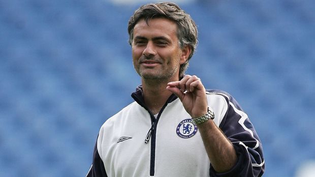 
                <strong>Jose Mourinho (2004 - 2007)</strong><br>
                Jose Mourinho (2004 - 2007): The "Special One" gewinnt in seinen ersten beiden Spielzeit jeweils die Meisterschaft, kommt in der Champions League aber nicht übers Halbfinale hinaus. Allerdings verpflichtet der Portugiese unter anderem Didier Droga, Michael Essien und Michael Ballack, die alle zu Schlüsselspielern im Verein aufsteigen. 
              