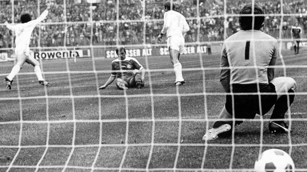 
                <strong>Fortuna Düsseldorf</strong><br>
                Fortuna Düsseldorf: Immer wieder dasselbe Bild! Der Gegner jubelt in den ersten fünf Spielen der Saison 1976/77 gegen die Fortuna. Doch dann kriegen Josef Hickersberger (M.) und Co. die Kurve und verlieren bis zur Winterpause nur noch zwei Mal. Am Ende bleibt Düsseldorf souverän in der Bundesliga.
              
