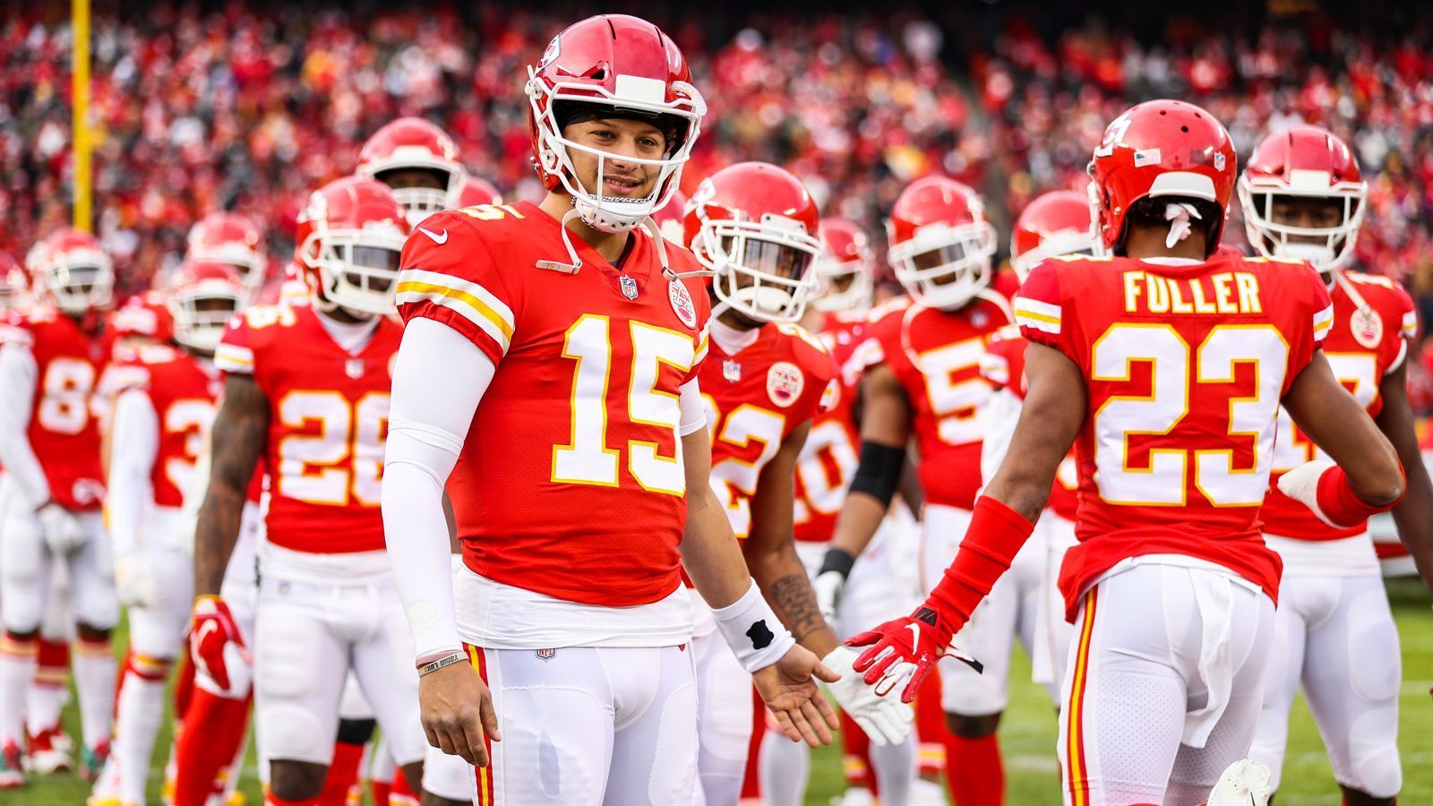 
                <strong>GEWINNER: Patrick Mahomes</strong><br>
                Patrick Mahomes ist vermutlich DER Durchstarter der Saison. Der Quarterback trumpfte in seiner zweiten NFL-Saison, seiner ersten als Starter, voll auf und warf überragende 50 Touchdowns bei nur zwölf Interceptions. Auch die Entlassung von Running Back Kareem Hunt machte dem MVP-Kandidaten und der Chiefs-Offense weniger Probleme als gedacht. Die Jungs von Andy Reid überrollten die gegnerischen Defenses auch ohne den Top Running Back und sicherten sich somit den ersten Platz in der AFC. 
              