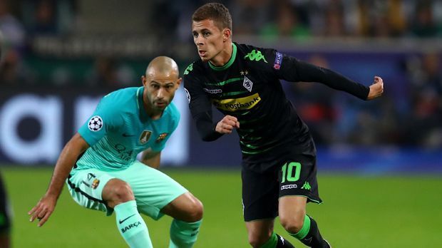 
                <strong>Thorgan Hazard (Borussia Mönchengladbach)</strong><br>
                Thorgan Hazard: In der ersten halben Stunde sehr bemüht Akzente zu setzen. Wich häufig auf den Flügel aus und machte Mascherano und Alba das Leben so schwer wie möglich. Logischerweise erzielte er das 1:0 für die Borussia. War offensiv einer der stärksten Fohlen. Verpasste es jedoch beim 1:1 den Ball schneller abzugeben und verlor ihn – es folgte das Gegentor. Dann war auch er irgendwann platt. Wurde in der 78. Minute gegen Herrmann ausgewechselt. ran-Note: 2-
              