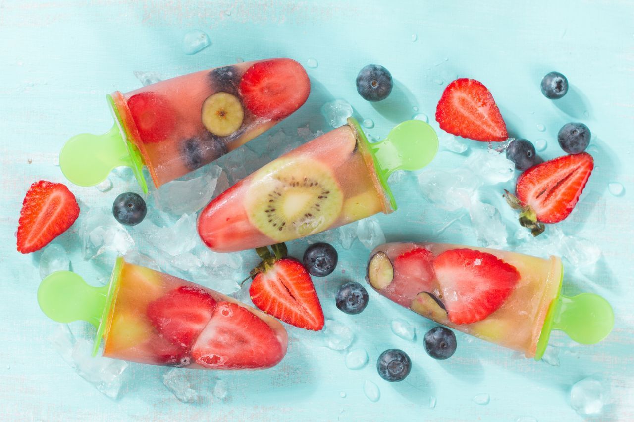 Da läuft dir das Wasser-Eis im Mund zusammen! Kiwi, Erdbeere, Heidelbeeren und Wasser ergeben gesunde Fruchtbomben.