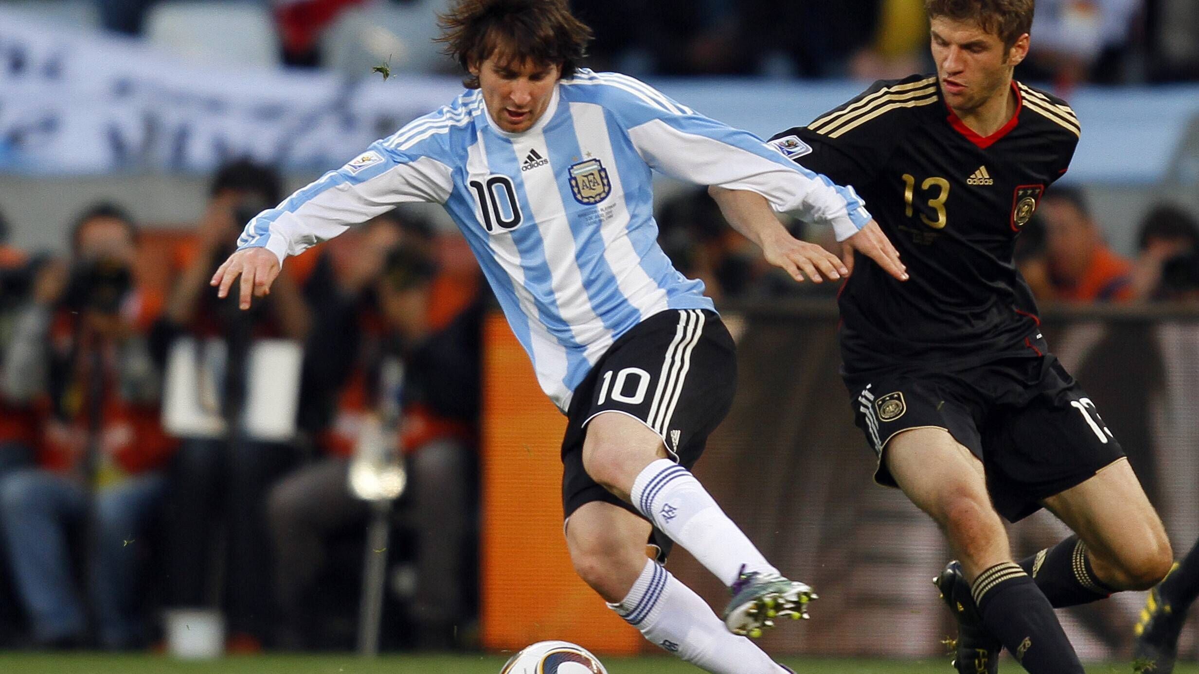 <strong>Alle Duelle zwischen Müller und Messi</strong><br>Das zweite Duell folgte auf den Tag genau vier Monate später, am 3. Juli 2010. Im Viertelfinale der WM in Südafrika trafen Argentinien und das DFB-Team erneut aufeinander. Diesmal mit dem besseren Ende für Deutschland...