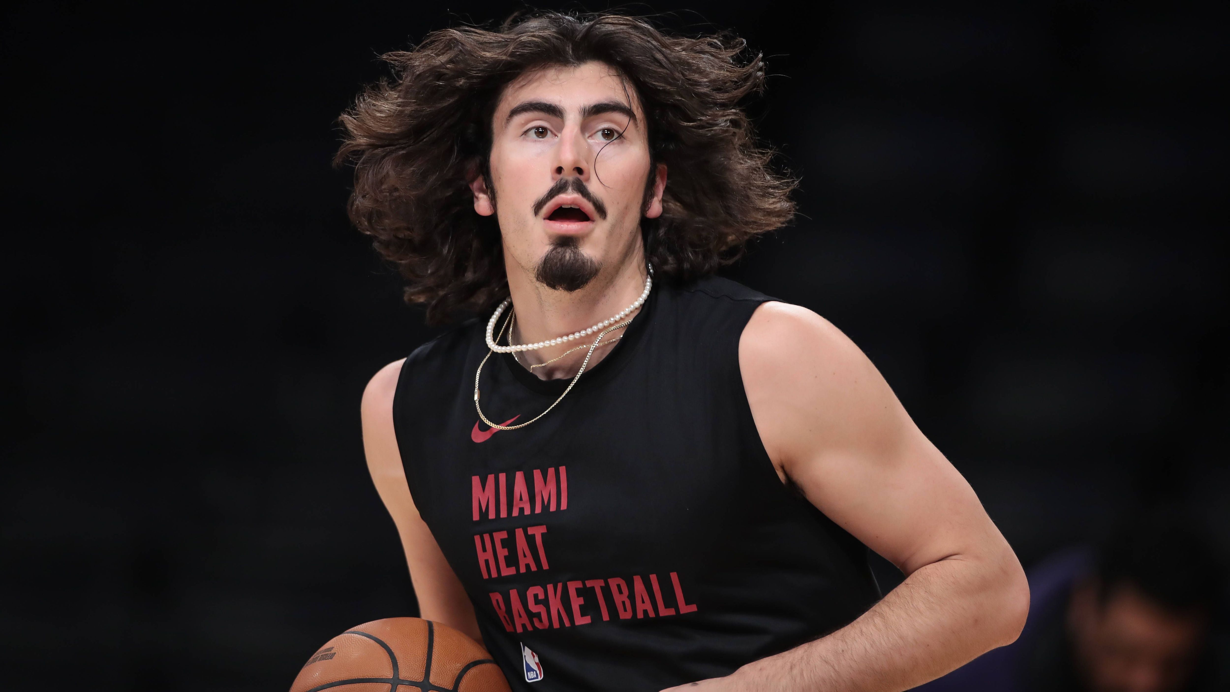 <strong>Jaime Jaquez Jr. (Miami Heat) - Team Pau Gasol</strong><br>Dass es sich lohnt, auch länger als ein Jahr am College zu spielen, sieht man an Jaime Jaquez Jr. Vier Jahre spielte der 22-Jährige bei UCLA und konnte seine "Fundamentals" dermaßen verbessern, dass er auf Anhieb ein überdurchschnittlicher Rollenspieler ist. Durch seine intensive Spielweise passt er perfekt in die sogenannte "Heat Culture" und ist aus der Rotation nicht wegzudenken.