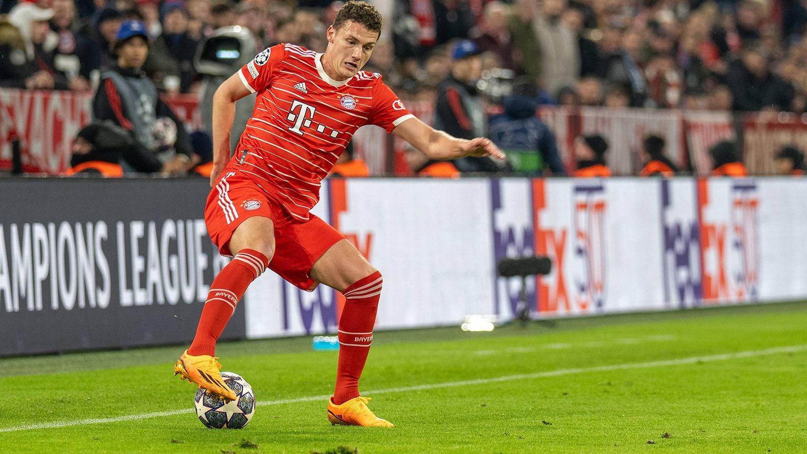 
                <strong>Benjamin Pavard (FC Bayern München)</strong><br>
                Traut sich deutlich mehr zu als noch in den vergangenen beiden Partien in Manchester und gegen Hoffenheim. Bildet sowohl mit Coman, als auch später mit Sane und gutes Duo auf der rechten Seite. Bei eigenen Läufen aber deutlich weniger spritzig unterwegs als die Kollegen. Baut nach dem Rückstand deutlich ab und wird in Minute 77 ausgewechselt. ran-Note: 4
              