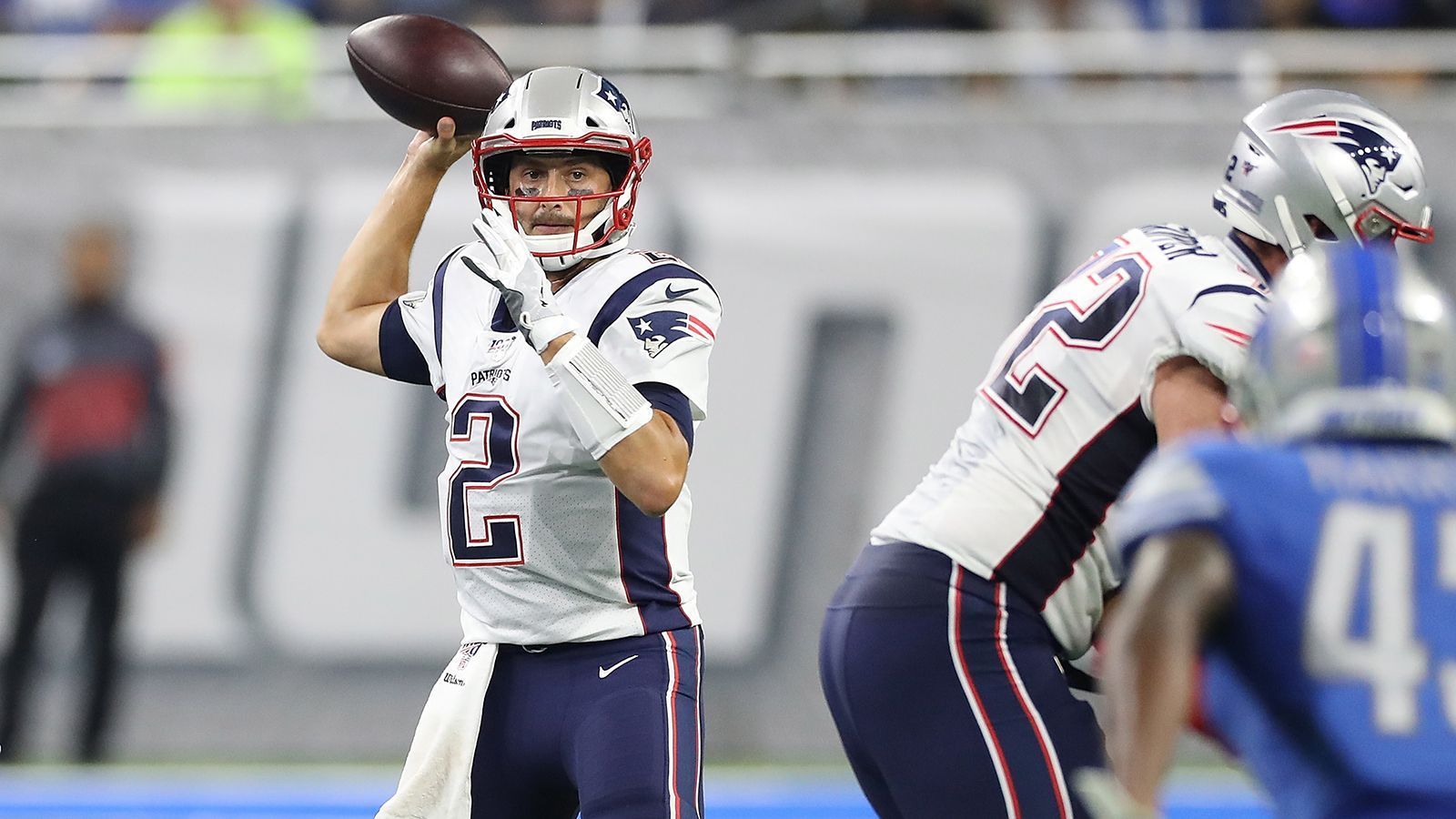 
                <strong>Brian Hoyer </strong><br>
                In seiner bisherigen Karriere kommt Hoyer auf knapp 10.000 erworfene Yards, 52 Touchdowns und 34 Interceptions. Bei weitem keine atemberaubenden statistischen Leistungen. Doch mit seiner Erfahrung sollte er in der Lage sein, die Offensive der "Pats" zu managen. Besonders wichtig dabei: Turnover vermeiden. Besonders junge Quarterbacks neigen dazu, mehr Interceptiions und Fumbles zu verbuchen. Hoyer dürfte wissen, wann es Zeit wird, sich vom Ball zu trennen. 
              