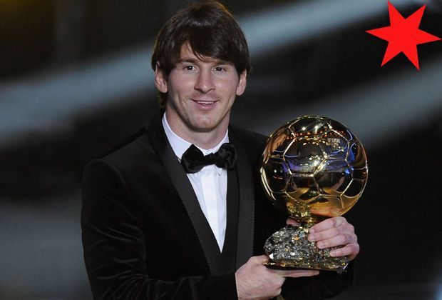 
                <strong>FLOP: Schwarz in schwarz 2011</strong><br>
                Die Fliege setzte sich bei Lionel Messi durch, schon 2011 war sie dabei. Damals war der Argentinier aber einfallslos und kam im schwarzem Anzug mit weißem Hemd zur Ballon d'Or-Verleihung. Ziemlich langweilig für Messi-Verhältnisse. 
              