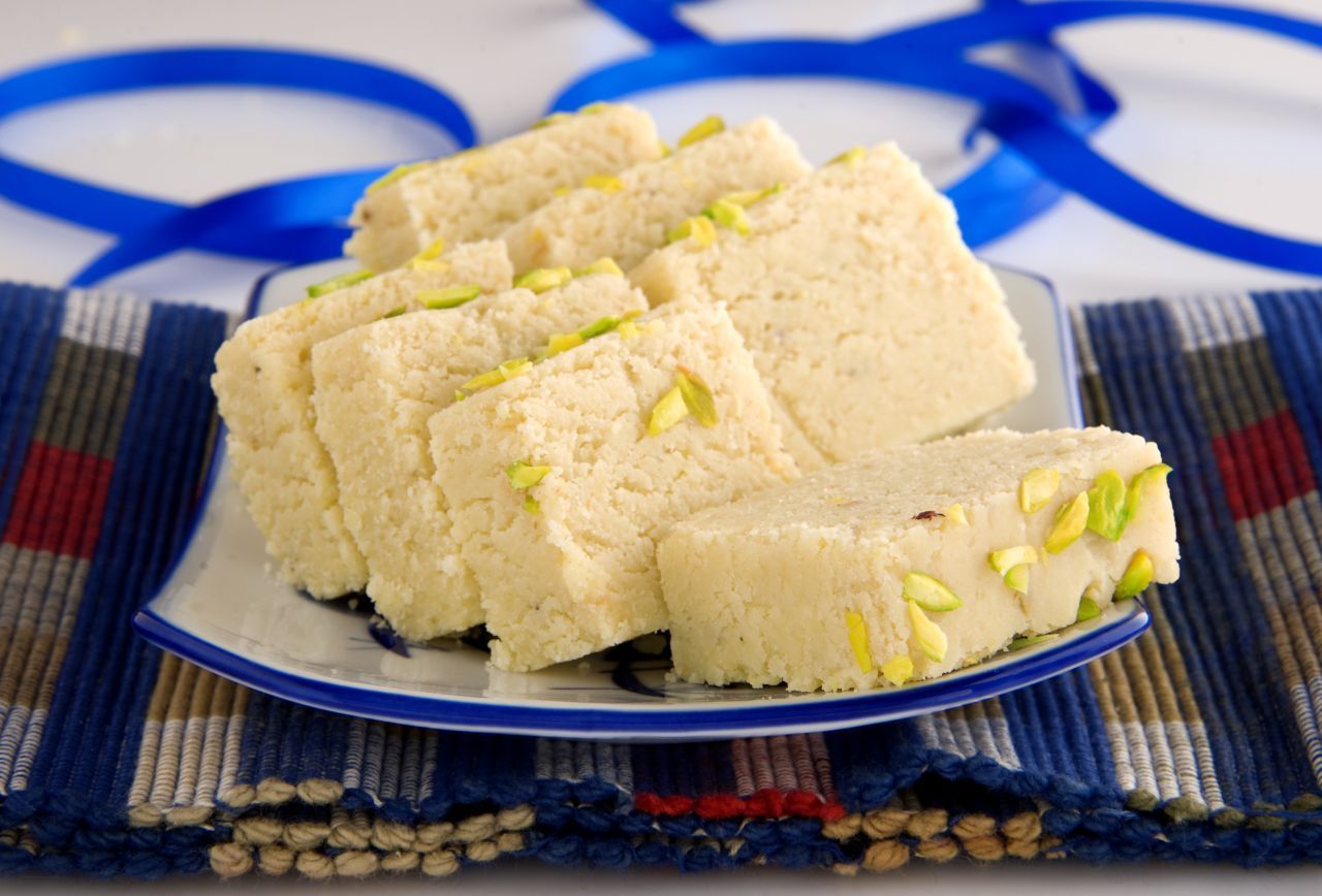 Indien: "Kalakand" ist eine Art Käsetorte, zubereitet aus gesüßter Kondensmilch und Paneer-Käse. Aromatisiert wird die Variante mit Kardamom, Safran, Rosenwasser, Zucker und Trockenobst.  