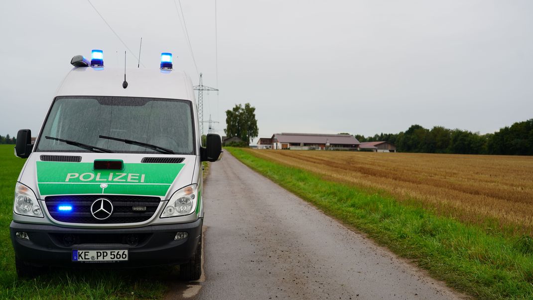 Ein Fahrzeug der Polizei steht in der Nähe der Fundstelle einer Leiche.