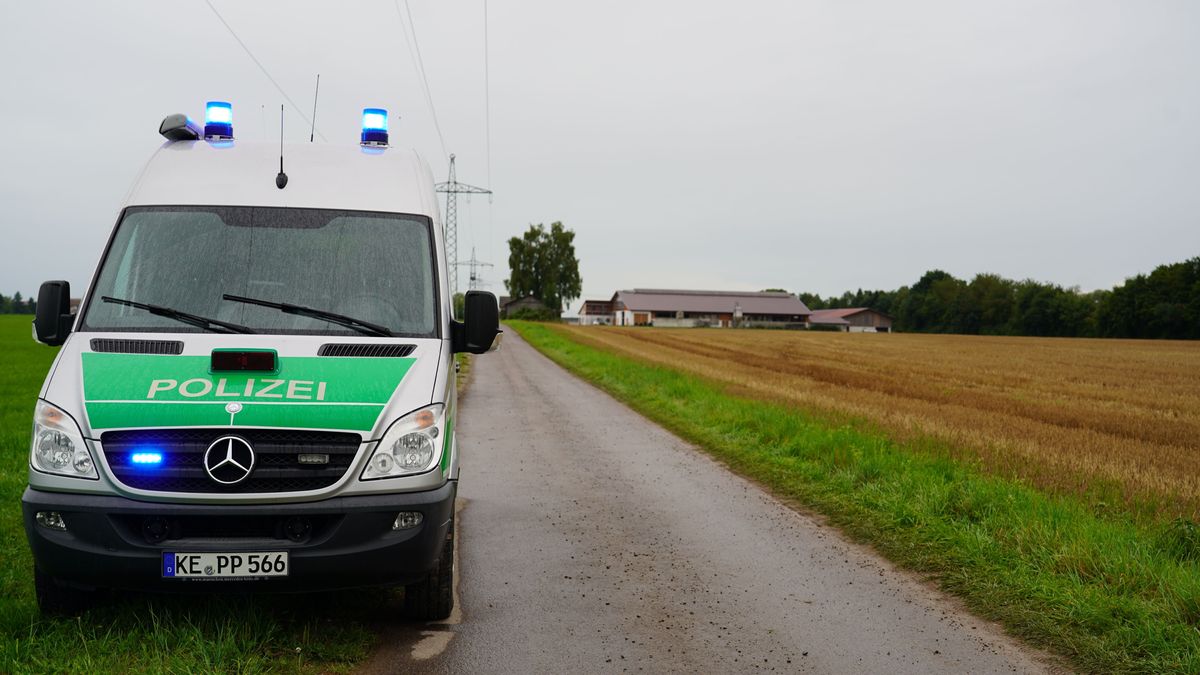 Ein Fahrzeug der Polizei steht in der Nähe der Fundstelle einer Leiche.