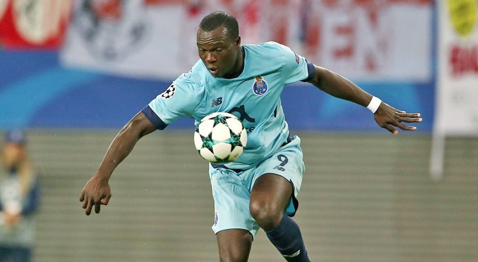 
                <strong>ST: Vincent Aboubakar (FC Porto)</strong><br>
                Nicht nur mit Talisca, auch mit Aboubakar mussten die Leipziger schlechte Erfahrungen machen. Eines seiner fünf Tore erzielte der Angreifer des FC Porto gegen die Roten Bullen. Hinzu kommen noch zwei Assists. Damit war der Kameruner an fast 50 Prozent aller Porto-Treffer direkt beteiligt und hatte großen Anteil am Achtelfinaleinzug seines Klubs.
              