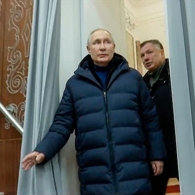 Kremlherrscher Putin bei seinem Besuch im russisch besetzten Mariupol in der Ukraine. 