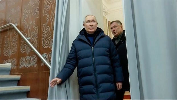 Kremlherrscher Putin bei seinem Besuch im russisch besetzten Mariupol in der Ukraine. 