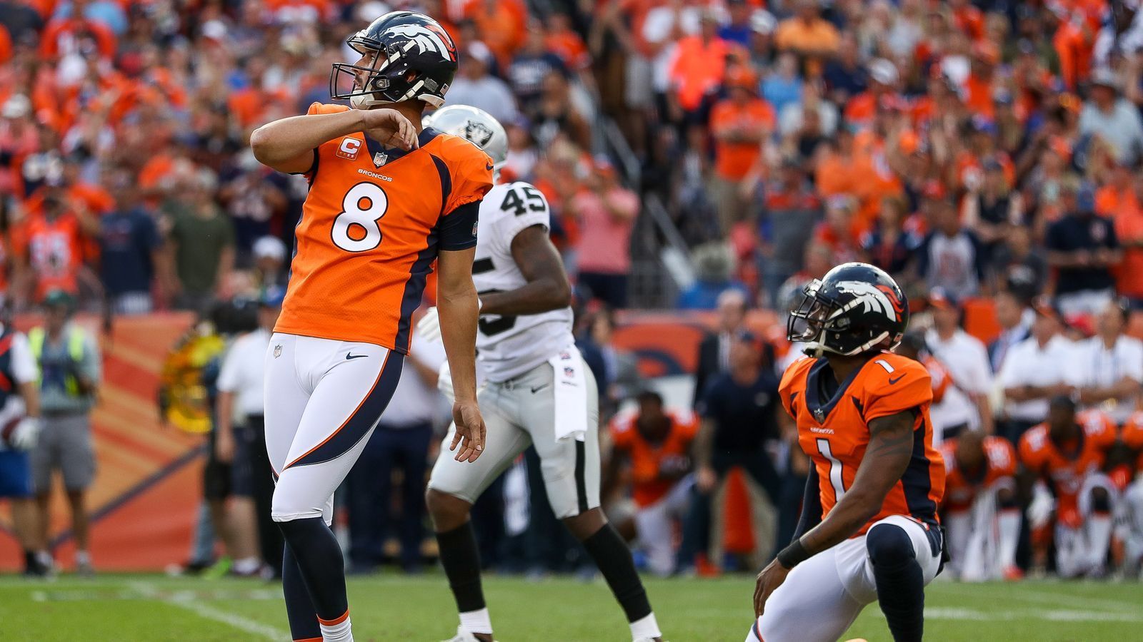 
                <strong>Brandon McManus</strong><br>
                Denn es war wohl der schwärzeste Sonntag für die Kicker in der modernen NFL-Ära. Es gab aber auch die berühmten Ausnahmen. Zwei Männer, die die Kicker-Fahne hochhielten: Brandon McManus und Ryan Succop. McManus traf acht Sekunden vor dem Ende des Spiels aus 36 Yards und sicherte den Broncos damit den 20:19-Sieg gegen die Raiders. Und einen 2-0-Saisonstart.
              