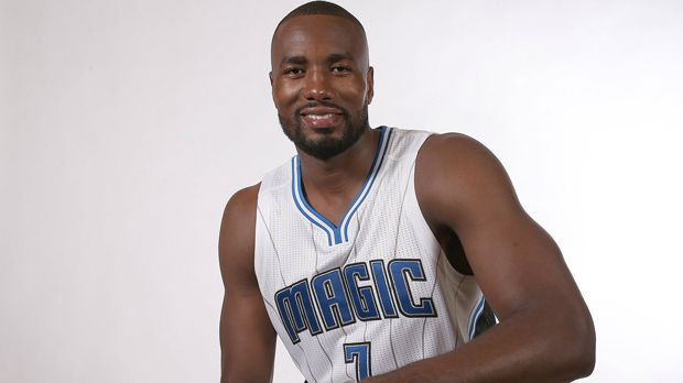 
                <strong>Spanien: Serge Ibaka (Power Forward, Orlando Magic)</strong><br>
                Serge Ibaka - der Name spricht nicht gerade für einen Spanier. Allerdings schaffte der im Kongo gebürtige Power Forward über Spanien den Sprung in die NBA, erhielt 2011 die spanische Staatsbürgerschaft. Bei den Oklahoma City Thunder galt Ibaka an der Seite von Kevin Durant, Russell Westbrook und James Harden als künftiger NBA-Champion, jedoch verpassten die Thunder immer wieder den ganz großen Wurf. Nach der Niederlage in den Western Conference Finals schickten ihn der Klub im Tausch zu den Orlando Magic.
              