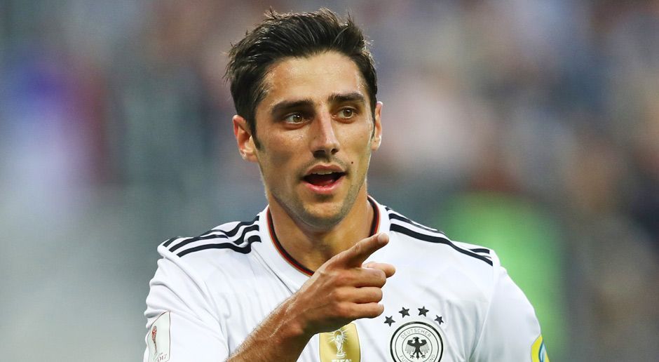 
                <strong>Gewinner: Lars Stindl</strong><br>
                Mit 28 Jahren zählte der Gladbacher zu den "Oldies" im Kader und doch war Stindl einer der unerfahrensten Spieler! Erst am 6. Juni feierte er sein DFB-Debüt, knapp einen Monat danach kam er nun als Confed-Cup-Sieger aus Russland zurück. Im Finale erzielte er das entscheidende 1:0 und war im Mittelfeld ein zentraler Faktor für den Erfolg - sowohl defensiv als auch offensiv. Mit drei Treffern und einer Vorlage holte sich Stindl hinter Werner Platz zwei in der Torjägerliste des Turniers und kann damit auf weitere Einsätze im DFB-Trikot hoffen.
              