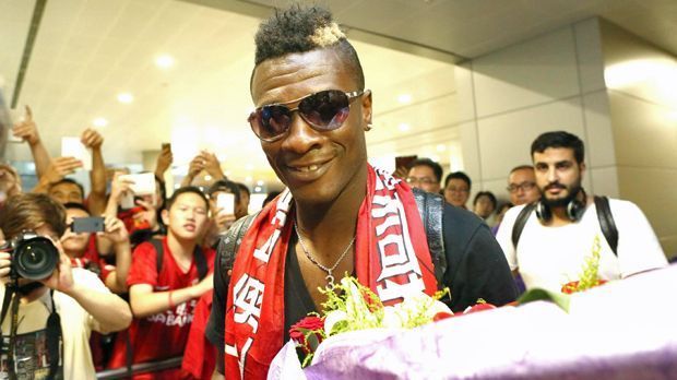 
                <strong>Asamoah Gyan</strong><br>
                Asamoah Gyan (Shanghai SIPG): Der Superstar Ghanas bewegte in seiner Karriere schon einige Millionen Euro Ablöse. 47,5 Millionen Euro investierten die Klubs insgesamt, um sich seine Dienste zu sichern. Für seinen Wechsel von Al Ain nach Shanghai zahlten die Chinesen Mitte 2015 alleine neun Millionen Euro an Ablöse. Mit vier Toren in zehn Spielen zahlte er zumindest einen Teil dieser Summe in Form von Treffern schon zurück. Dennoch blieb für sein Team nur der Vize-Meistertitel.
              