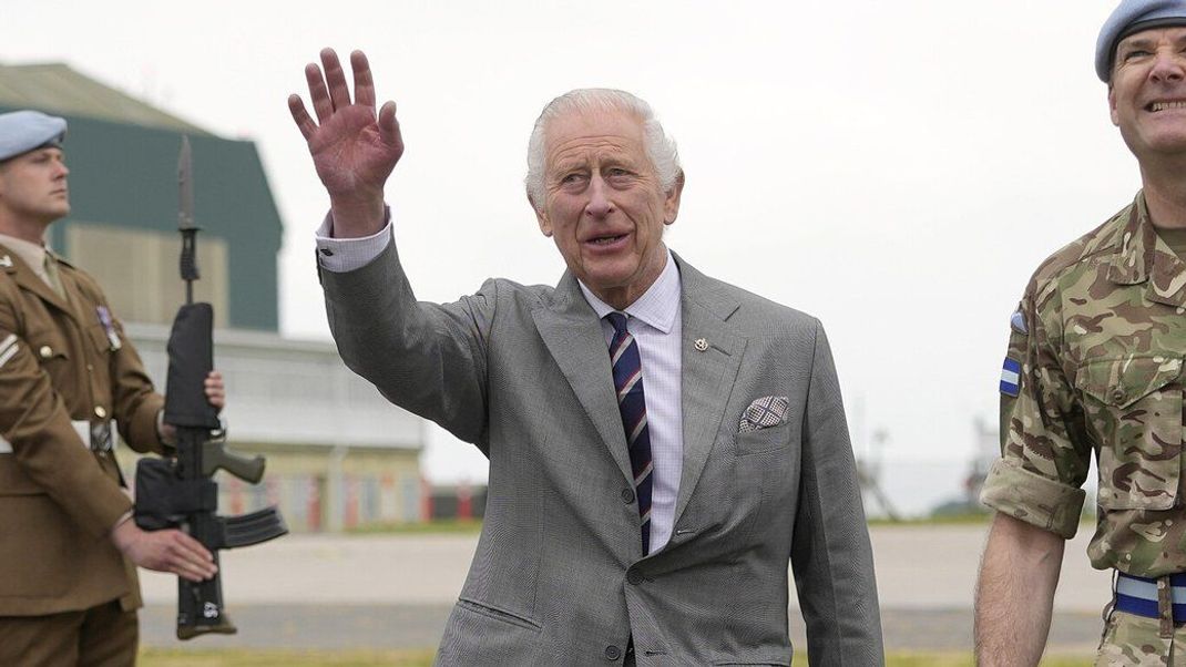 König Charles III. gab beim Besuch im Army Flying Museum in Hampshire Details zu seiner Krebstherapie preis.