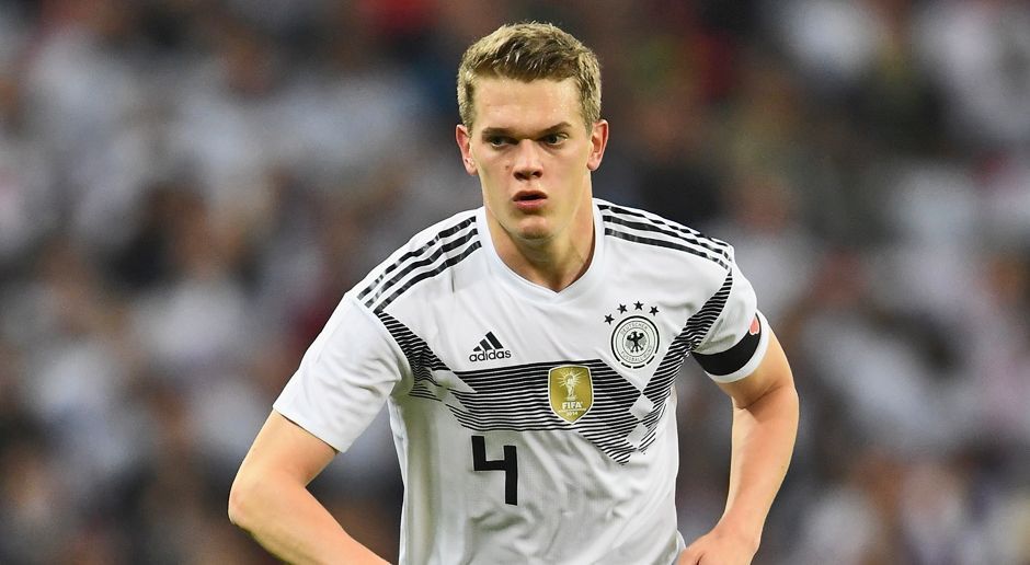 
                <strong>Matthias Ginter</strong><br>
                In der Dreierabwehrreihe fiel der Gladbacher etwas ab. Manchmal einen Schritt zu langsam, manchmal zu nervös am Ball. Doch seine Fehler fielen kaum ins Gewicht, da seine Teamkollegen immer wieder Schlimmeres verhinderten oder die Nachlässigkeiten weit weg vom eigenen Gehäuse passierten. Klärte kurz vor der Halbzeit nach einem Lupfer von Vardy vor dem einnickbereiten Abraham. ran-Note: 4
              