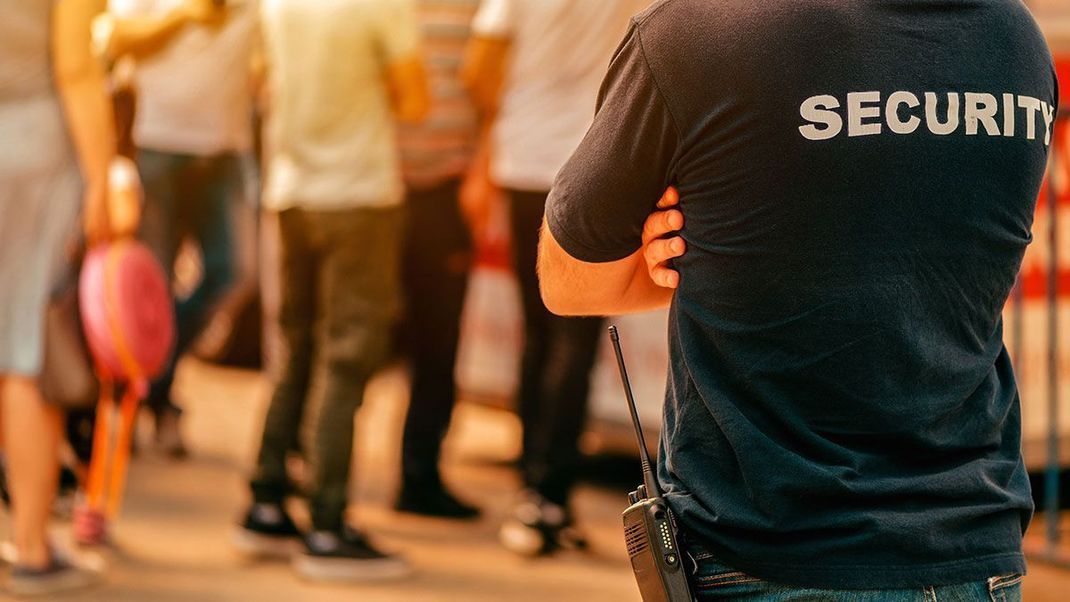 Egal ob Security-Member, Barpersonal oder auch Volunteer-Kräfte – auf jedem Festival findet ihr eine Vielzahl an Ansprechpartner:Innen, die euch weiterhelfen!