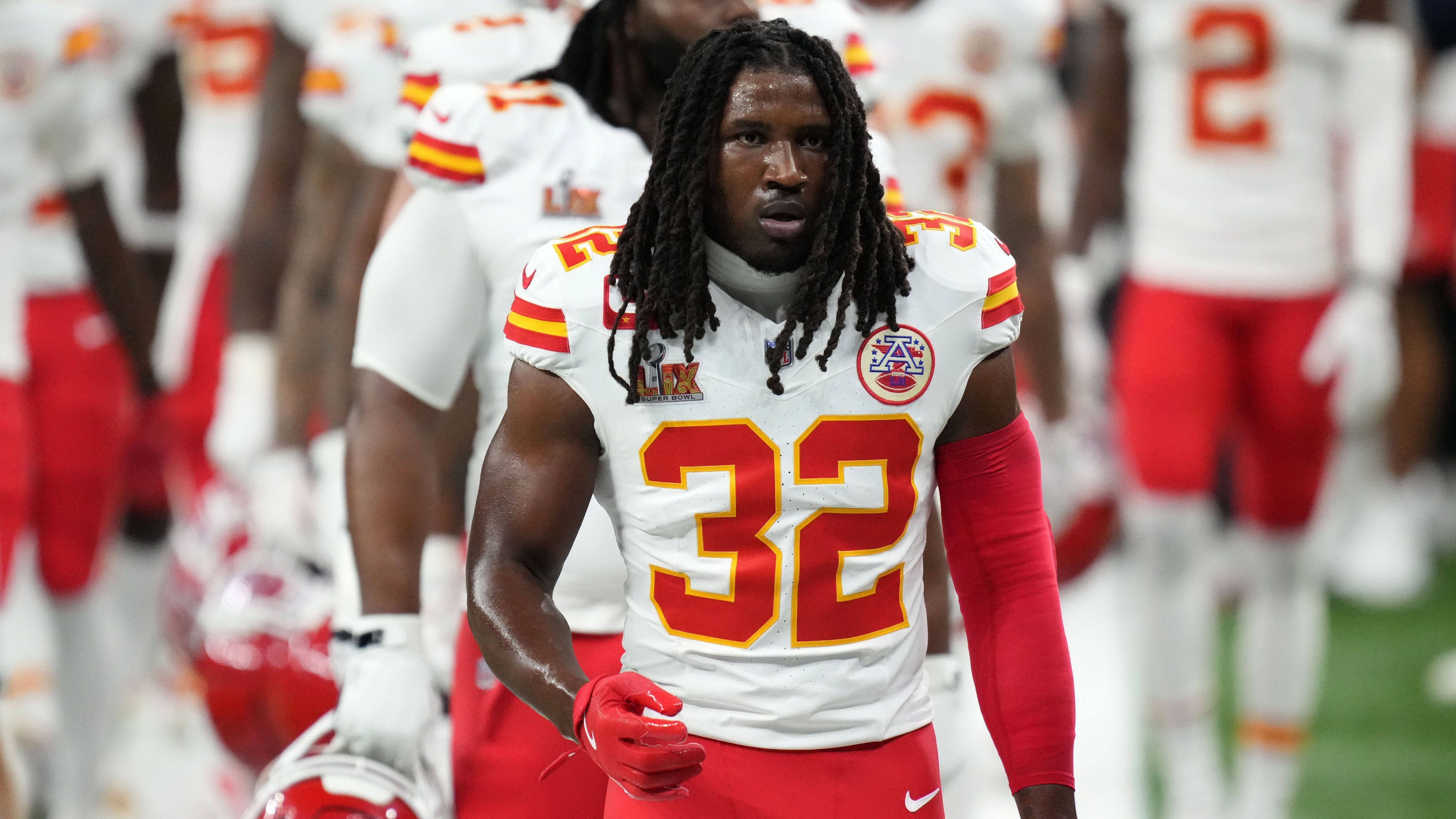 <strong>Kansas City Chiefs</strong><br>- QB Gardner Minshew (1 Jahr)<br>- QB Bailey Zappe (1 Jahr)<br>- RB Kareem Hunt (1 Jahr, 1,5 Millionen US-Dollar)<br>- RB Elijah Mitchell (1 Jahr, 2,5 Millionen US-Dollar)<br>- WR Marquise Brown (1 Jahr, 11 Millionen US-Dollar)<br>- OT Jaylon Moore (2 Jahre, 30 Millionen US-Dollar)<br>- OG Trey Smith (Franchise Tag, 23,4 Millionen US-Dollar)<br>- DL Jerry Tillery (1 Jahr)<br>- LB Nick Bolton (3 Jahre, 45 Millionen US-Dollar, im Bild)<br>- CB Christian Fulton (2 Jahre, 20 Millionen US-Dollar)<br>- P Matt Araiza (Tender, 960.000 US-Dollar)<br>- LS James Winchester (1 Jahr, 1,65 Millionen US-Dollar)