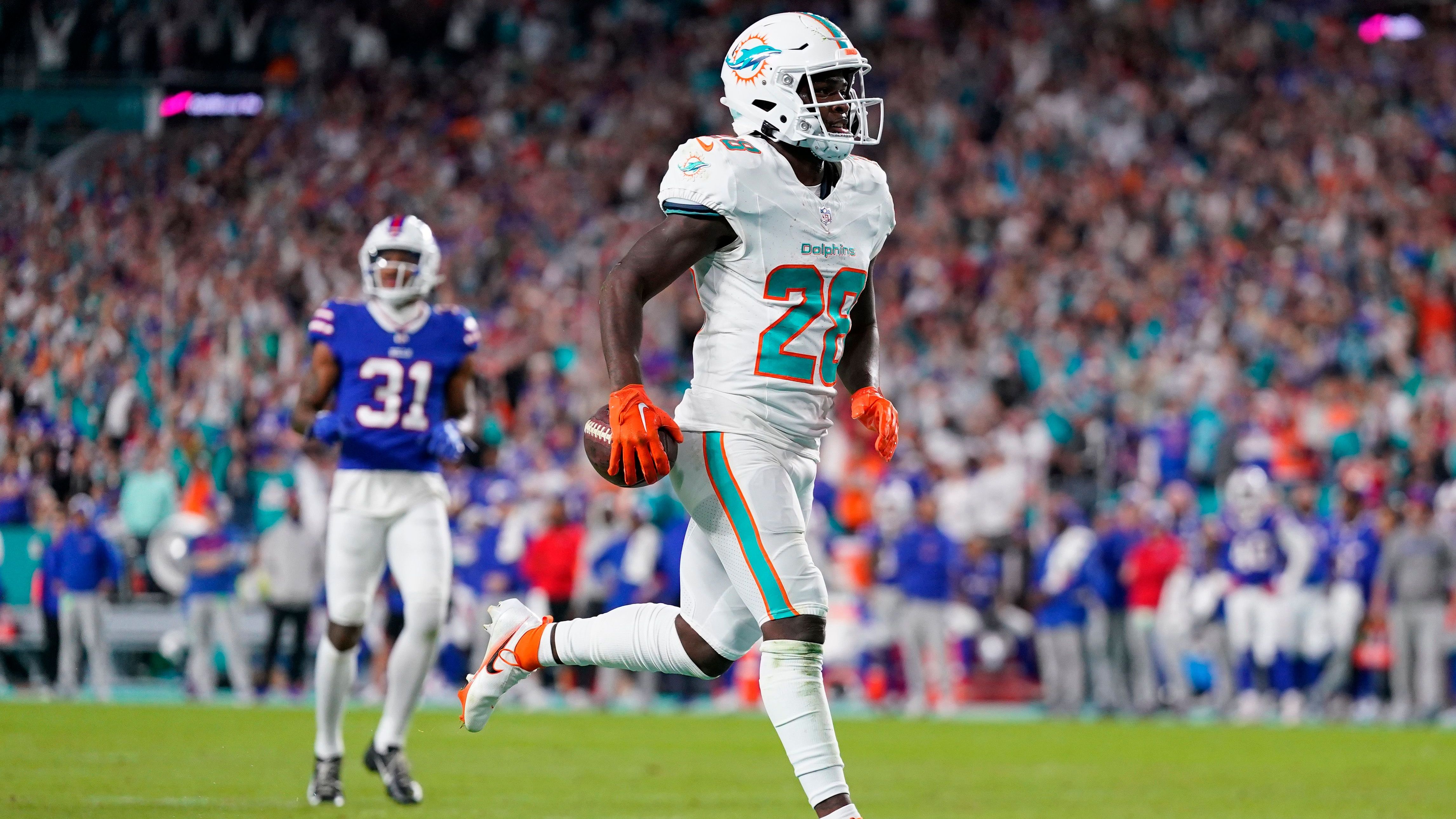 <strong>Miami Dolphins: De'Von Achane (Running Back)</strong><br>Angesichts seiner teils völlig abnormalen Statistiken könnte man durchaus auch argumentieren, dass De'Von Achane schon in seiner Rookiesaison seinen Durchbruch hatte. Aber was wäre erst möglich gewesen, wenn er nicht so viele Spiele verpasst hätte? Womöglich bekommen wir in der neuen Saison eine Antwort darauf.