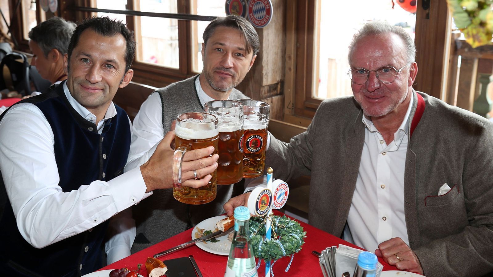 
                <strong>Die Bayern-Stars auf dem Oktoberfest 2019</strong><br>
                Die Münchner Führungsetage um Sportdirektor Hasan Salihamidzic, Trainer Niko Kovac und Vorstandsboss Karl-Heinz Rummenigge (v.l.n.r.) zeigte sich trotz der ersten Saisonniederlage in der Bundesliga entspannt. Immerhin haben zeitgleich auch die wohl härtesten Bayern-Konkurrenten Borussia Dortmund und RB Leipzig ebenfalls gepatzt.
              