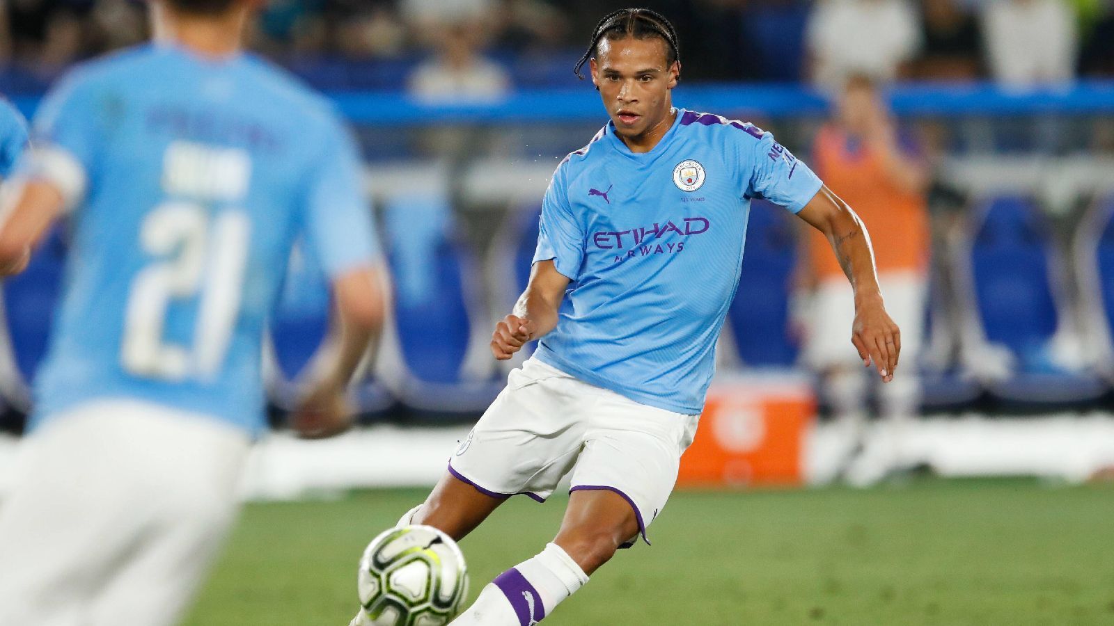 
                <strong>Leroy Sane (Manchester City) </strong><br>
                Definitiv KEIN Thema für einen Wechsel im Januar ist Nationalspieler Leroy Sane. Sportchef Salihamidzic erklärte einen Wintertransfer des 23-Jährigen für ausgeschlossen: "Er ist kein Thema im Winter!" Doch damit dürfte ein Transfer des Ex-Schalkers, der nach seinem Kreuzbandriss vor seiner Rückkehr ins Training von Manchester City steht, maximal bis zur Sommer-Transferphase vertagt sein.
              