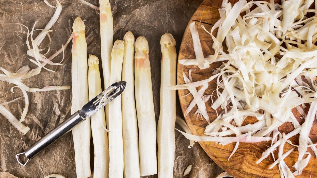 Der weiße Spargel muss sorgfältig geschält werden, sonst hast du beim Essen harte Fasern im Mund. Grundsätzlich ist das mit einem Sparschäler am effizientesten.