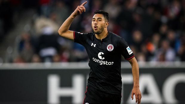 
                <strong>Angriff - Aziz Bouhaddouz (St. Pauli)</strong><br>
                Lange steckte St. Pauli in der zurückliegenden Saison im Abstiegkampf, doch dann kam Aziz Bouhaddouz im Frühjahr richtig in Fahrt und schoss die Kiez-Kicker mit zehn Toren zum verdienten Klassenerhalt. Zum Vergleich: In der Hinrunde, auch bedingt durch Verletzungen, traf der 30-Jährige nur fünf Mal. In der neuen Saison muss der marokkanische Nationalspieler nun seine Form unter Beweis stellen - nicht zuletzt, weil er im Sommer mit Sami Allagui einen prominenten Konkurrenten bekommen hat.
              