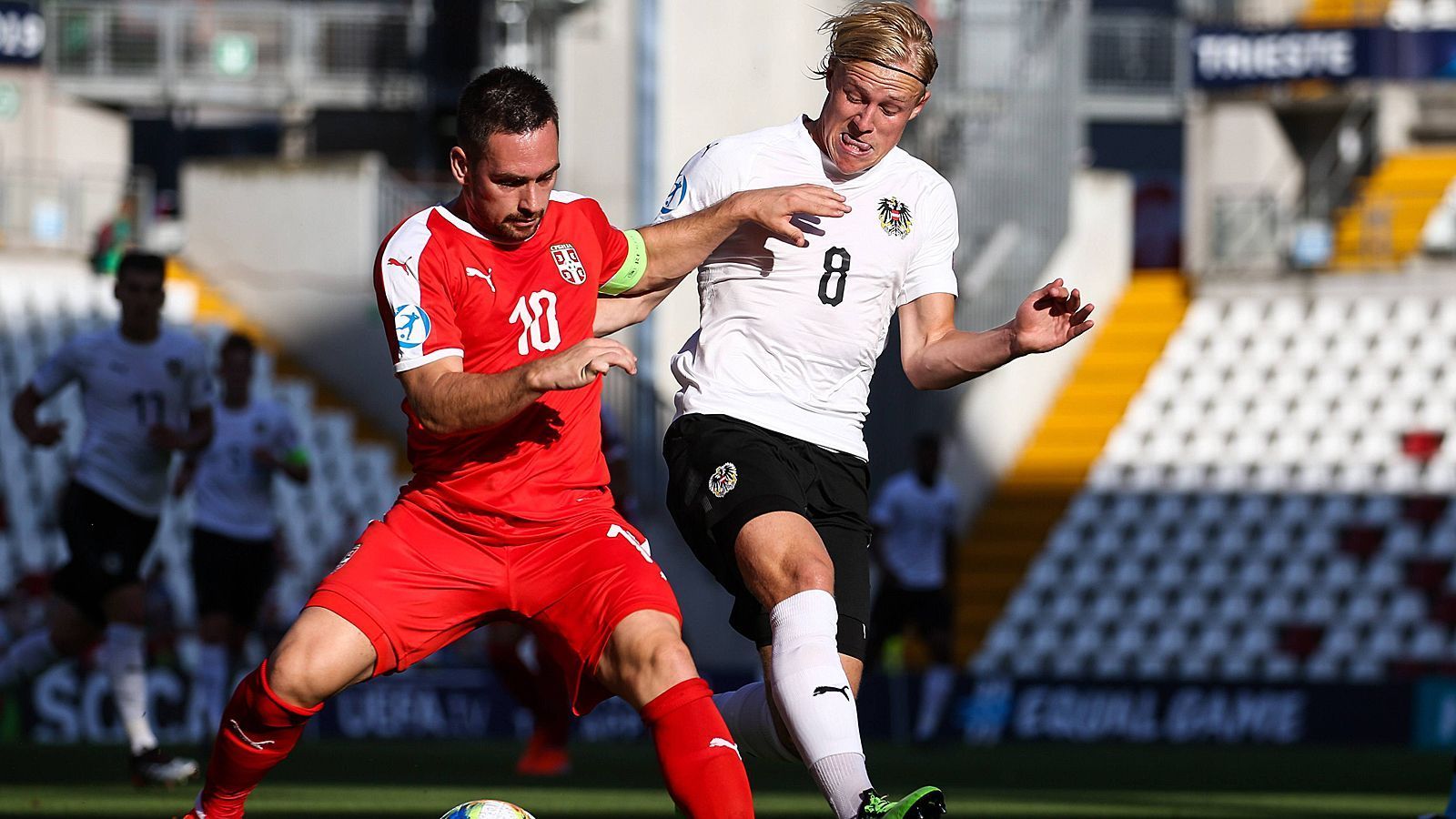 
                <strong>Andrija Zivkovic (Sturm)</strong><br>
                18 Spiele und drei Tore für die U21Neben Jovic ist Andrija Zivkovic der bekannteste Name im Aufgebot der Serben. Der Flügelstürmer lief auch schon 17 Mal für die A-Nationalmannschaft Serbiens auf. Bei Benfica Lissabon hat er eine durchwachsene Saison hinter sich, weshalb ihn die Portugiesen trotz einer Ausstiegsklausel über 60 Millionen Euro offenbar für eine weit geringere Ablöse ziehen lassen würden. So könnte englischen und portugiesischen Medien zufolge der FC Everton für 35 Millionen Euro den Zuschlag bekommen.
              