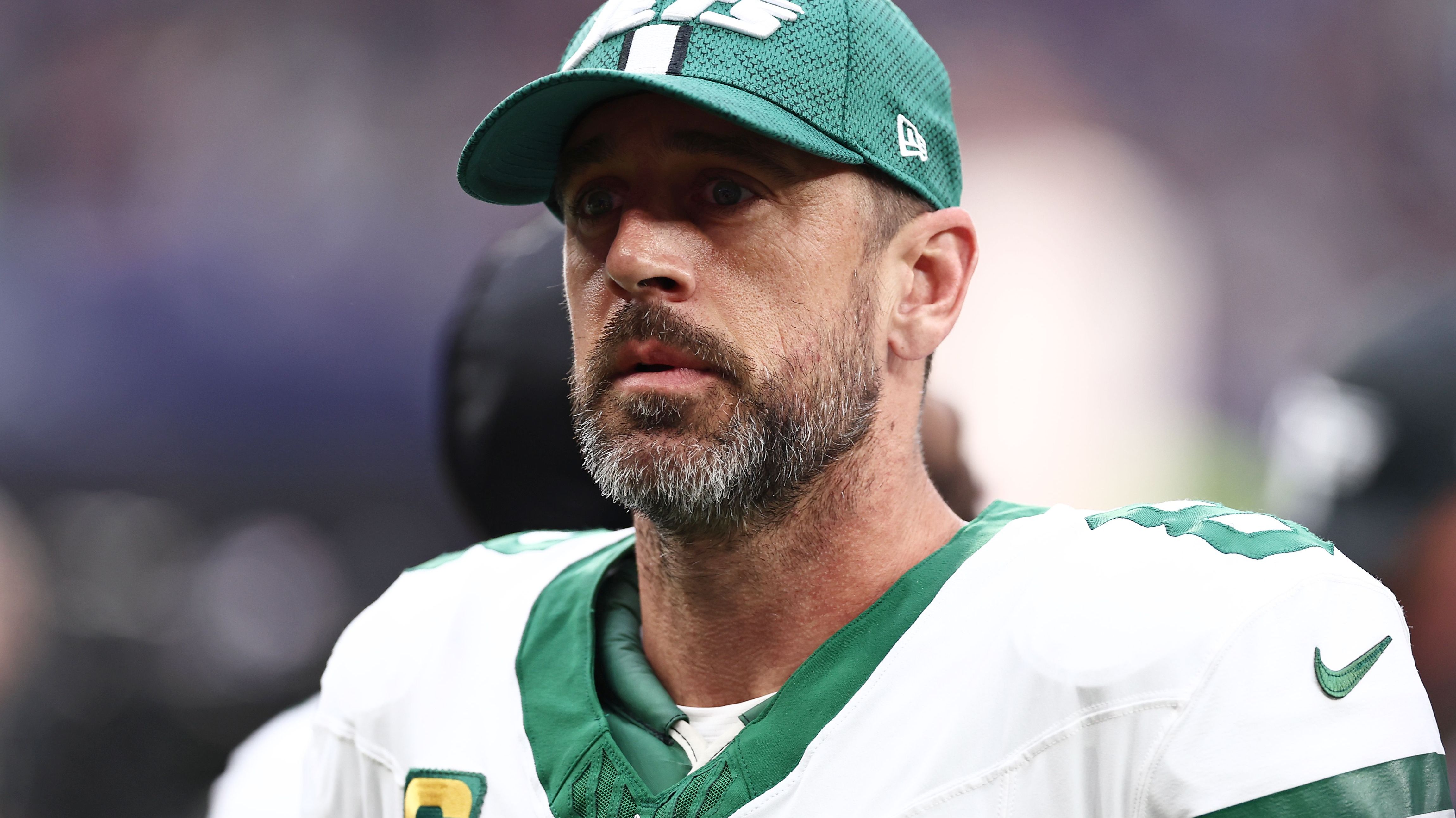 <strong>Platz 15: Aaron Rodgers (New York Jets)</strong><br> Durchschnittsgehalt: 37.500.000 US-Dollar<br> Kosten pro Yard Raumgewinn 2024: 32.981 US-Dollar (1.431 Yards)<br> Kosten pro Touchdown: <strong>4.166.667 US-Dollar</strong> (9 TDs)