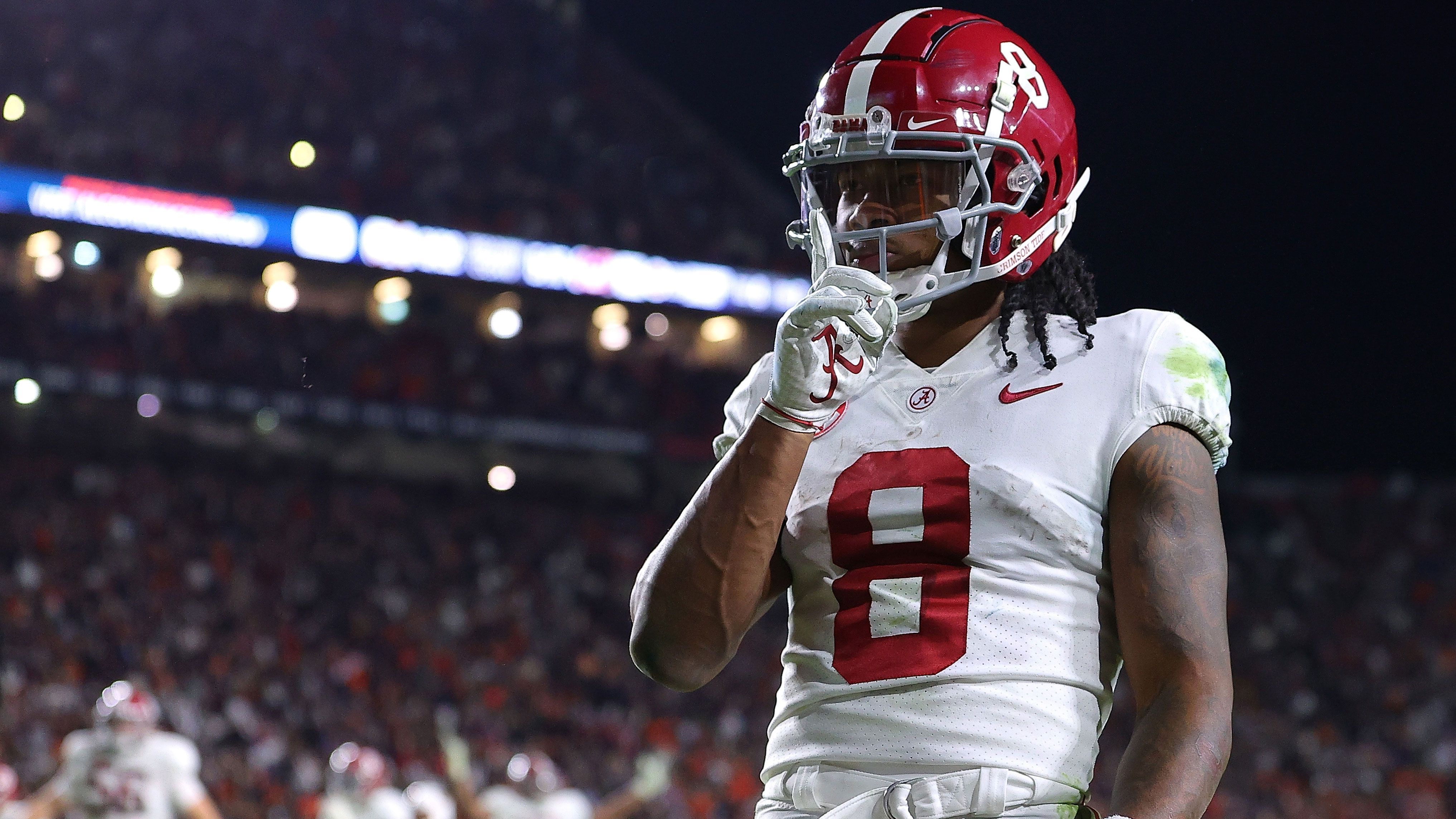 
                <strong>John Metchie III (Alabama Crimson Tide)</strong><br>
                Das Programm der Crimson Tide brachte in den vergangenen Jahren einige erfolgreiche NFL-Receiver wie DeVonta Smith oder Jaylen Waddle hervor. John Metchie III könnte der nächste Alabama-Passempfänger auf höchstem Level werden. Der 21-Jährige ist schnell, agil und vielseitig einsetzbar. Sein Mangel an Explosivität erschwert es ihm aber, sich beispielsweise nach Drehungen schnell von seinen Gegenspielern zu lösen. Zudem offenbarte er auch Probleme in umkämpften Situationen in Manndeckung, hat andererseits jedoch bereits Erfahrungen mit schwierigen Routen gesammelt und besitzt einen guten Instinkt. Falls er nach dem ersten Tag noch zu haben sein sollte, dürfte sich das zu Beginn des zweiten Tages schnell ändern.
              