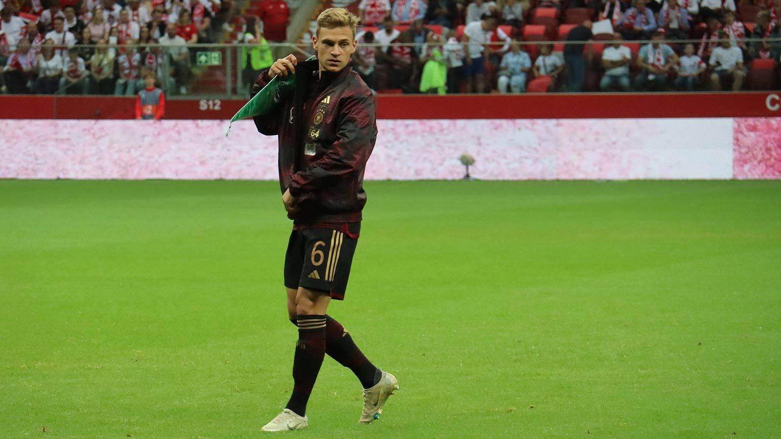 
                <strong>VIERERKETTE: Joshua Kimmich (rechts) </strong><br>
                Ja, richtig gelesen: Der DFB-Kader bietet bessere Spieler im zentralen Mittelfeld, wo Kimmich als Sechser offensichtlich nicht die beste Lösung ist. Das hat auch der FC Bayern erkannt, der einen neuen, "echten" Sechser sucht. Gleichzeitig fehlt Deutschland seit Philipp Lahms Rücktritt ein Top-Außenverteidiger. Deshalb wäre es für Kimmich und vor allem für die Nationalelf am besten, wenn er rechts hinten dicht und nach vorne Tempo machen würde. 
              