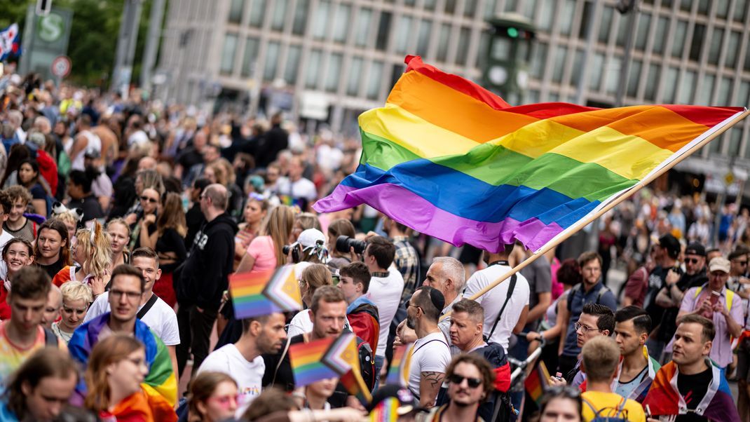 Menschen ziehen auf der 45. Berlin Pride-Parade zum Christopher Street Day (CSD) durch die Stadt. 