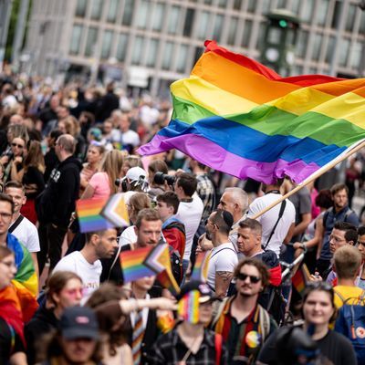 Menschen ziehen auf der 45. Berlin Pride-Parade zum Christopher Street Day (CSD) durch die Stadt. 