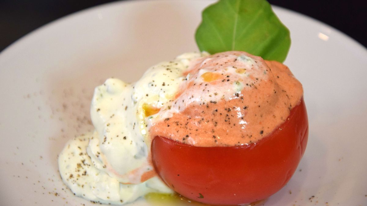 Tomaten-Eis mit Basilikumschaum