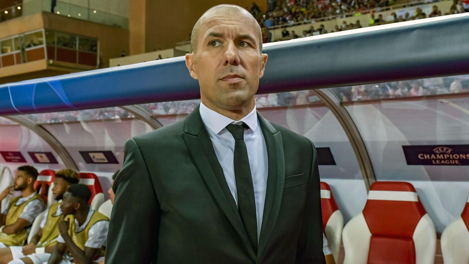 
                <strong>Leonardo Jardim (vereinslos)</strong><br>
                In spanischen Medien wird mit Leonardo Jardim ein erst sein kurzem vereinsloser Coach als neuer Real-Trainer gehandelt. Der Portugiese führte die AS Monaco 2017 überraschend zum Meistertitel in der Ligue 1 und implizierte beim Klub aus dem Fürstentum einen sehr schön anzusehenden Spielstil, der noch dazu auch international erfolgreich war. Nach dem Fehlstart in die laufende Saison, trennten sich Jardim und Monaco jedoch vor einigen Wochen. Zuletzt wurde der 44-Jährige mit dem Job als Nationaltrainer beim künftigen WM-Gastgeber Katar in Verbindung gebracht.
              