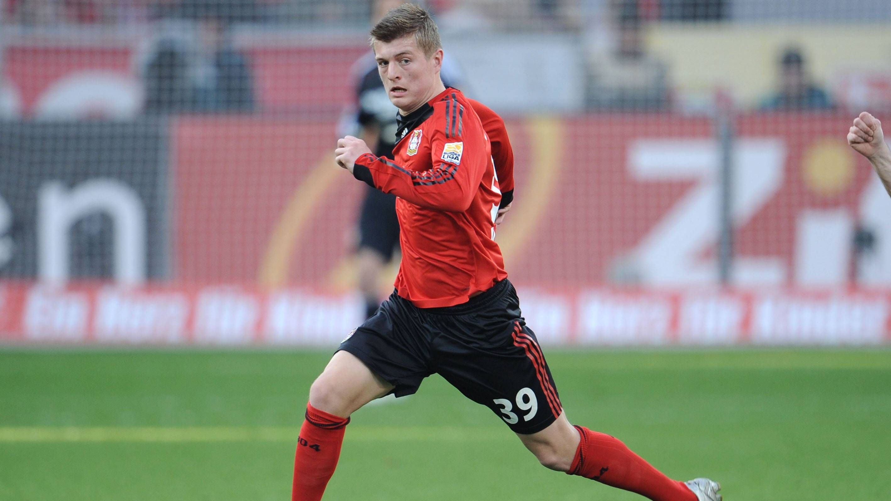 <strong>Toni Kroos (Bayer Leverkusen 2008-2010)</strong><br>Als Toni Kroos 2006 von Hansa Rostock in die U19 der Bayern wechselte, war die Erwartungshaltung riesig. Der 16-Jährige galt als Jahrhundert-Talent. Nur ein Jahr später stieg er auf zu den Profis, sorgte mit vereinzelten Kurz-Einsätzen für Furore. Doch der richtige Karriere-Boost war seine Leihe nach Leverkusen. Vor allem das zweite Jahr unter Trainer Jupp Heynckes, den er später in München wieder treffen sollte.&nbsp;