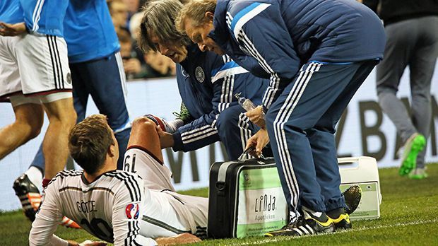 
                <strong>Mario Götze</strong><br>
                Mario Götze: Im EM-Qualifikationsspiel gegen Irland musste der Offensivspieler nach 35 Minuten vom Feld. Diagnose: Muskelsehnenausriss im Adduktorenbereich. Nach einer Behandlung durch Mannschaftsarzt Hans-Wilhelm Müller-Wohlfahrt stand fest, dass der 23-Jährige etwa zehn bis zwölf Wochen fehlen wird.
              