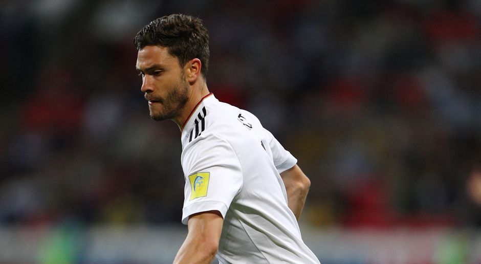 
                <strong>Jonas Hector</strong><br>
                Dem Kölner unterlaufen einige unglückliche Aktionen, defensiv wirkt er nicht immer sicher. Aber dann schlägt er die maßgenaue Flanke auf Stindl zu dessen 1:1. ran-Note: 3
              