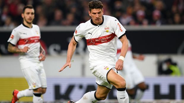 
                <strong>VfB Stuttgart</strong><br>
                Zugänge: Mario Gomez (Bild/VfL Wolfsburg, drei Millionen Euro Ablöse), Erik Thommy (FC Augsburg, 500.000 Euro Ablöse), Jacob Bruun Larsen (Borussia Dortmund, Leihe)Abgänge: Simon Terodde (1. FC Köln, drei Millionen Euro Ablöse), Anto Grgic (FC Sion, Leihe), Ailton (Estoril Praia, Leihe), Josip Brekalo (VfL Wolfsburg, Leihe beendet)Einnahmen: drei Millionen EuroAusgaben: 3,5 Millionen Euro
              