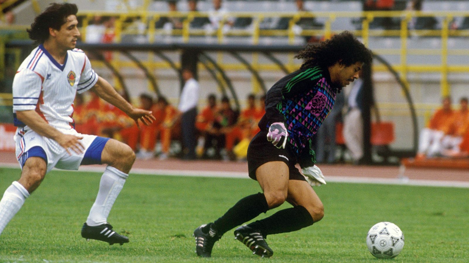 
                <strong>Rene Higuita (Kolumbien)</strong><br>
                Wo Kolumbiens Nationalmannschaft Ende der 80er- und Anfang der 90er-Jahre auftauchte, war Spektakel geboten. Dafür sorgte nur allzu oft Torhüter Rene Higuita. Der nur 1,75 Meter kleine Schlussmann sorgte mit zahlreichen Ausflügen immer wieder für kurioseste Szene auf dem Spielfeld und bekam deshalb nicht ganz zu Unrecht den Spitznamen "El Loco" (der Verrückte) verpasst. 63 Mal lief Higuita für Kolumbien auf, war auch Teil der Mannschaft, die sich für die WM-Endrunde 1990 qualifizierte. Legendär wurde der heute 51-Jährige jedoch für eine Aktion, abseits der WM-Bühne. Im September 1995 wehrte Higuita einen Distanzschuss gegen England nicht mit den Händen ab, sondern mit seinem weltberühmten Skorpion-Kick.
              